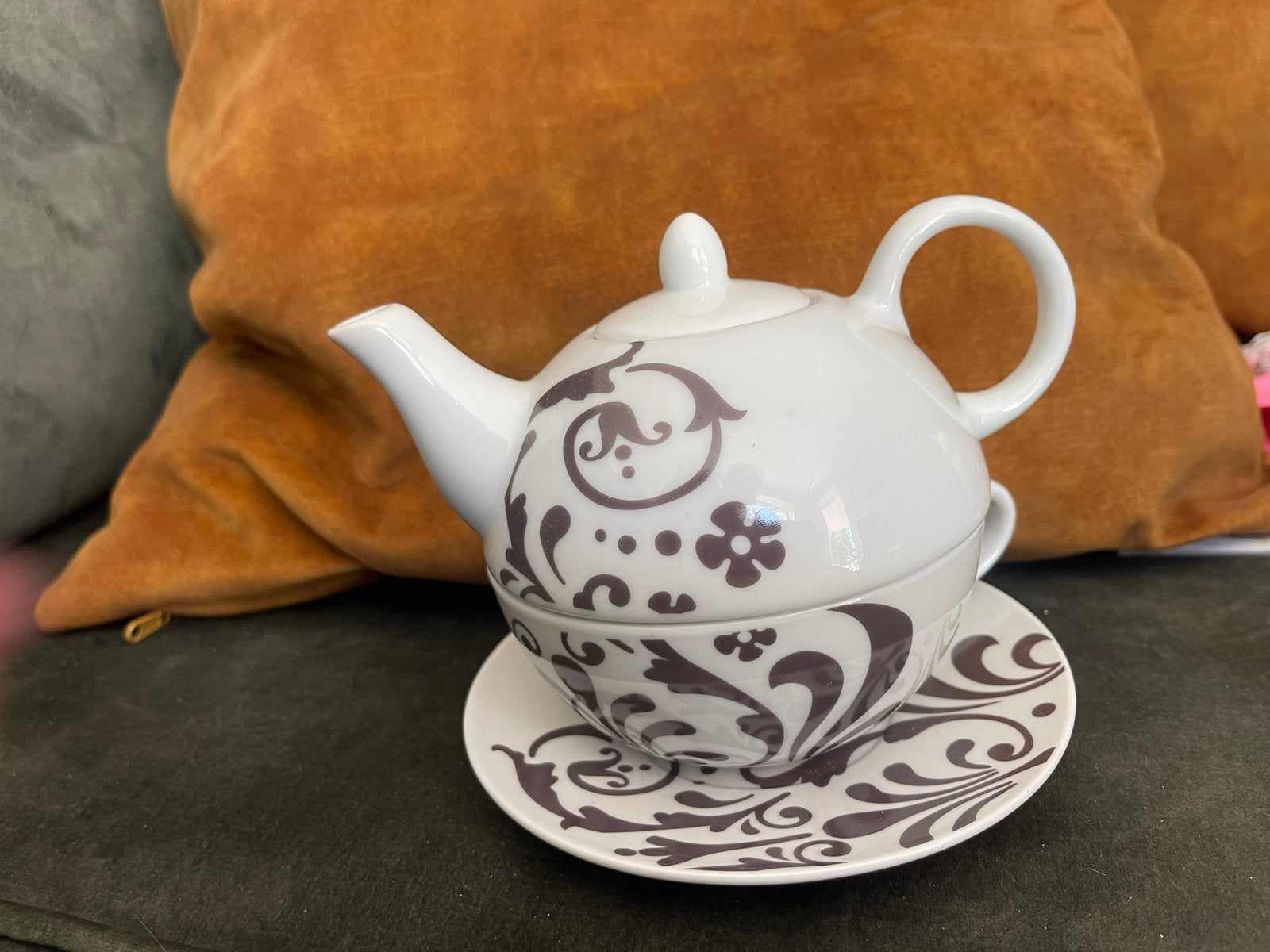 Theepot met kop en schotel - Wit met bruin motief, Gebruikt, Keramiek, Ophalen of Verzenden, Theepot