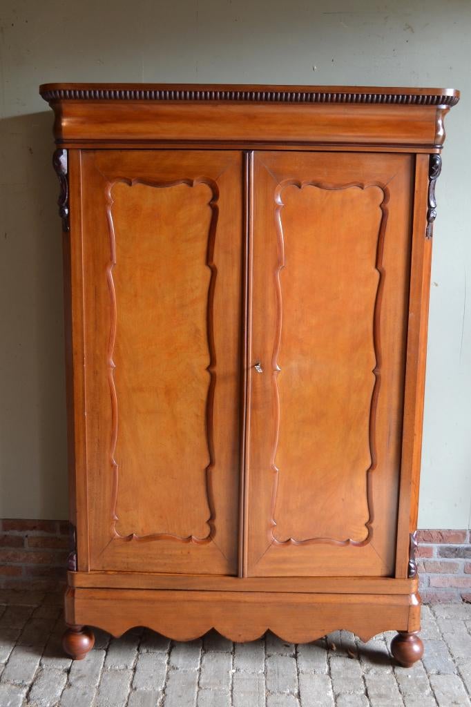 Prachtige antieke mahonie biedermeier meidenkast.