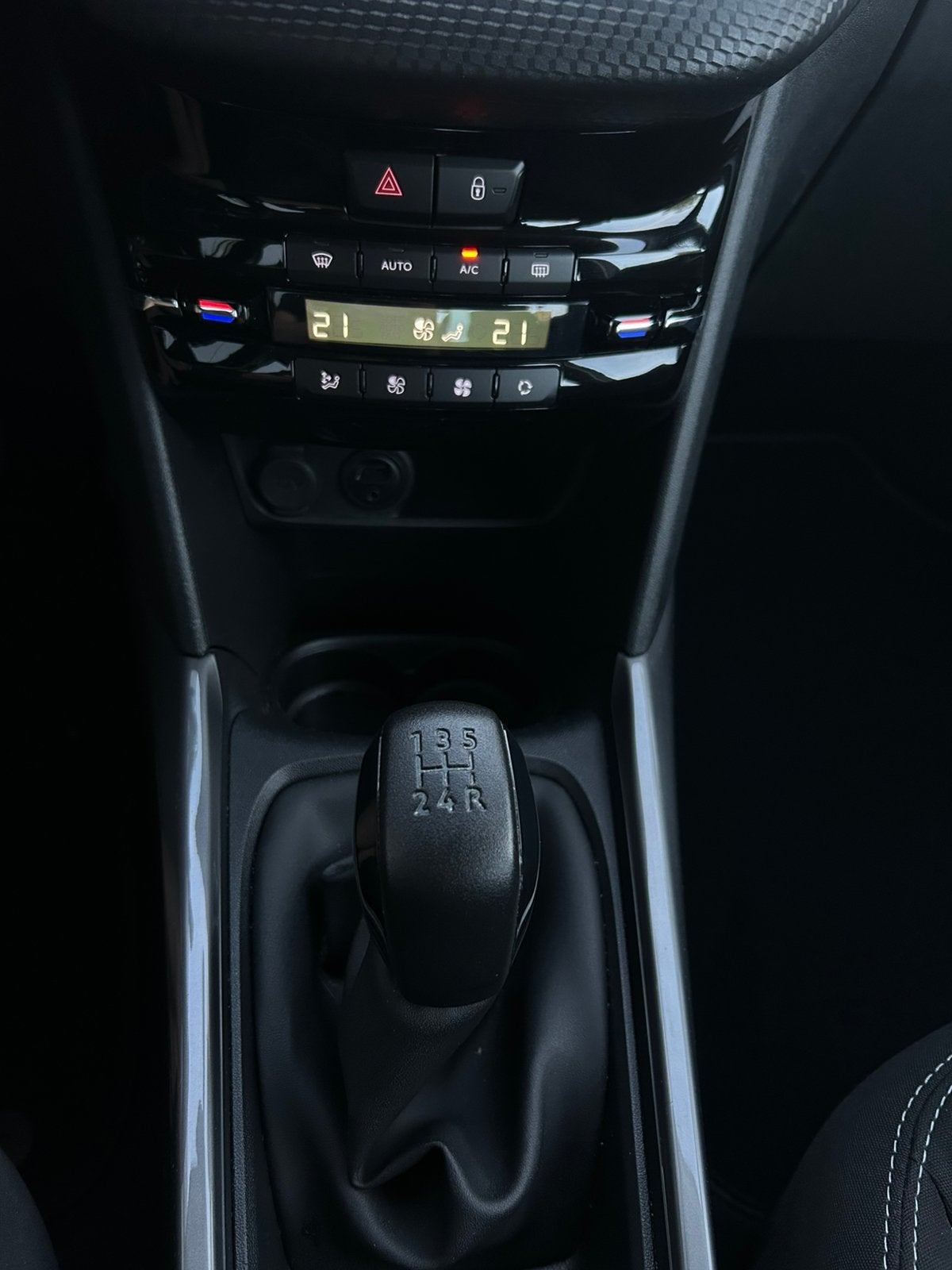 Foto 20 van Peugeot 2008 1.2 turbo 2018 Grijs pdc
