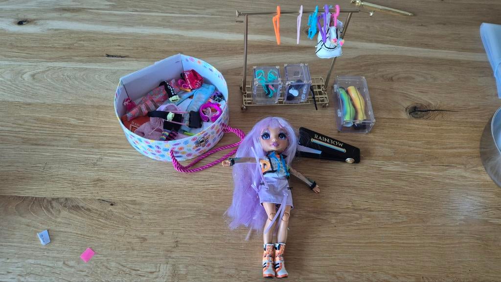 Rainbow High pop met accessoires, kledingrek en stijltang, Ophalen, Gebruikt, Overige typen