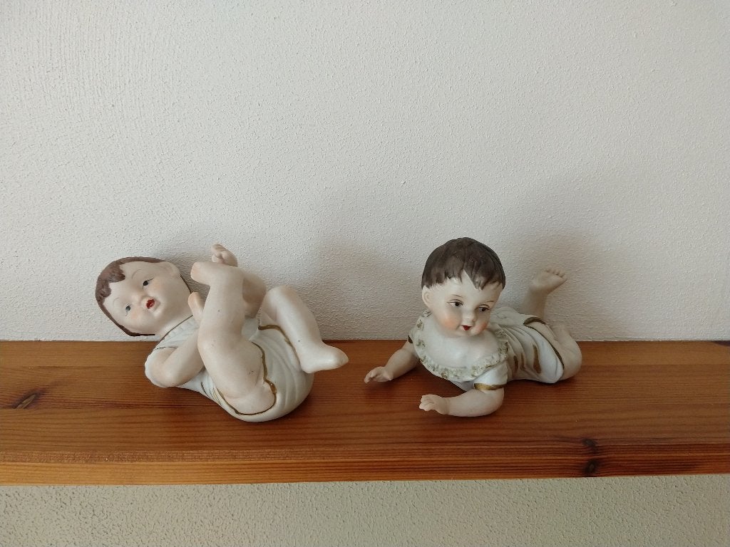 2 piano babys porseleinen beeldjes 1 vingertje ontbreek, Antiek en Kunst, Ophalen of Verzenden