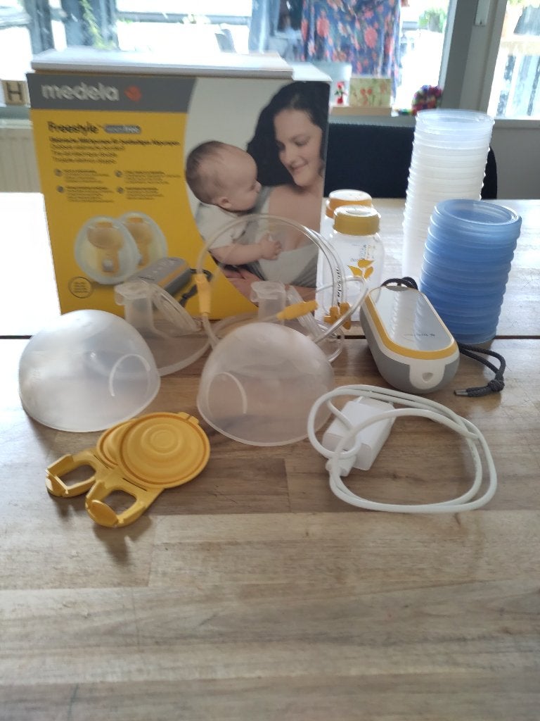 Kolf medela freestyle met gratis bewaarbakjes, Gebruikt, Medela, Borstkolf, Ophalen of Verzenden