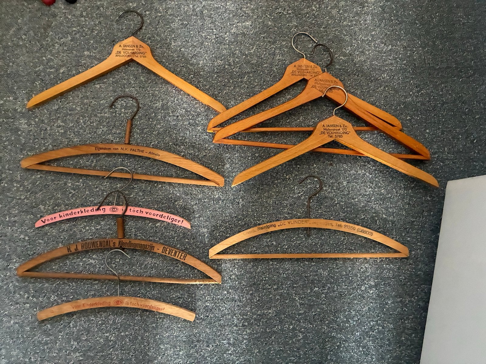 Vintage houten kledinghangers met reclame opdruk, Gebruikt, Ophalen of Verzenden, Bruin, Vintage