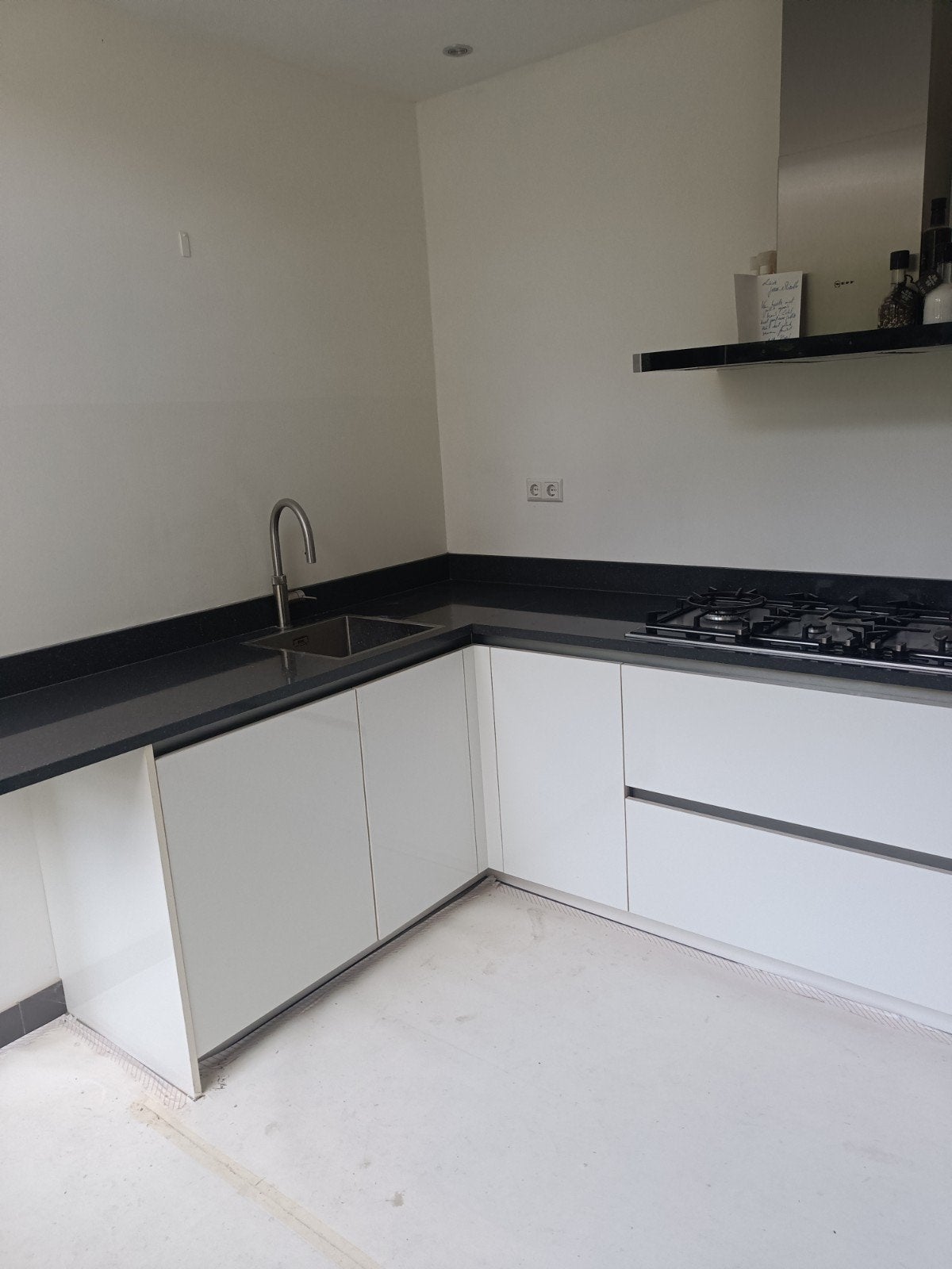 Complete keuken met granieten blad en inbouwapparatuur, Ophalen