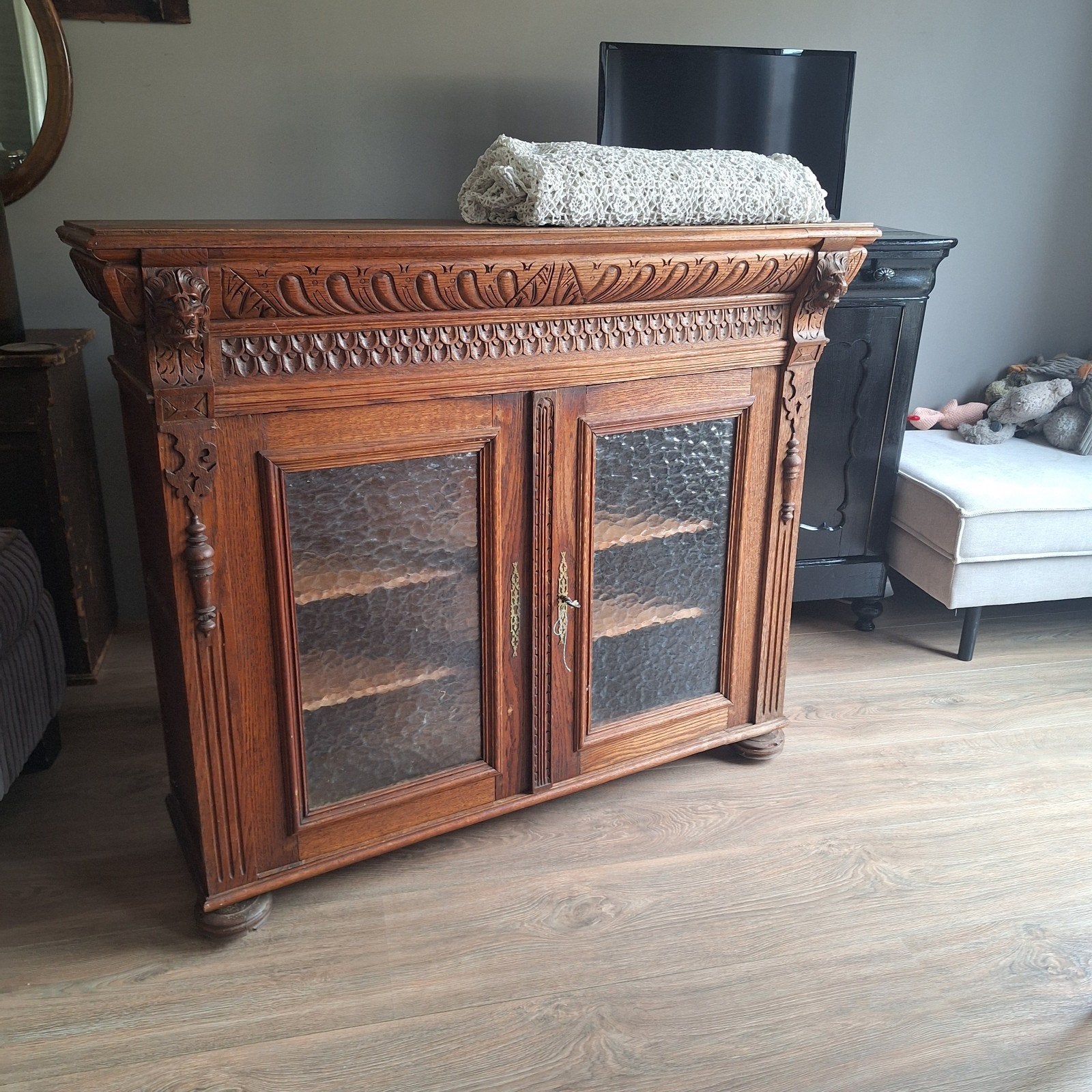 Antieke Kast met Ribbelglas en Bolpoten, Ophalen