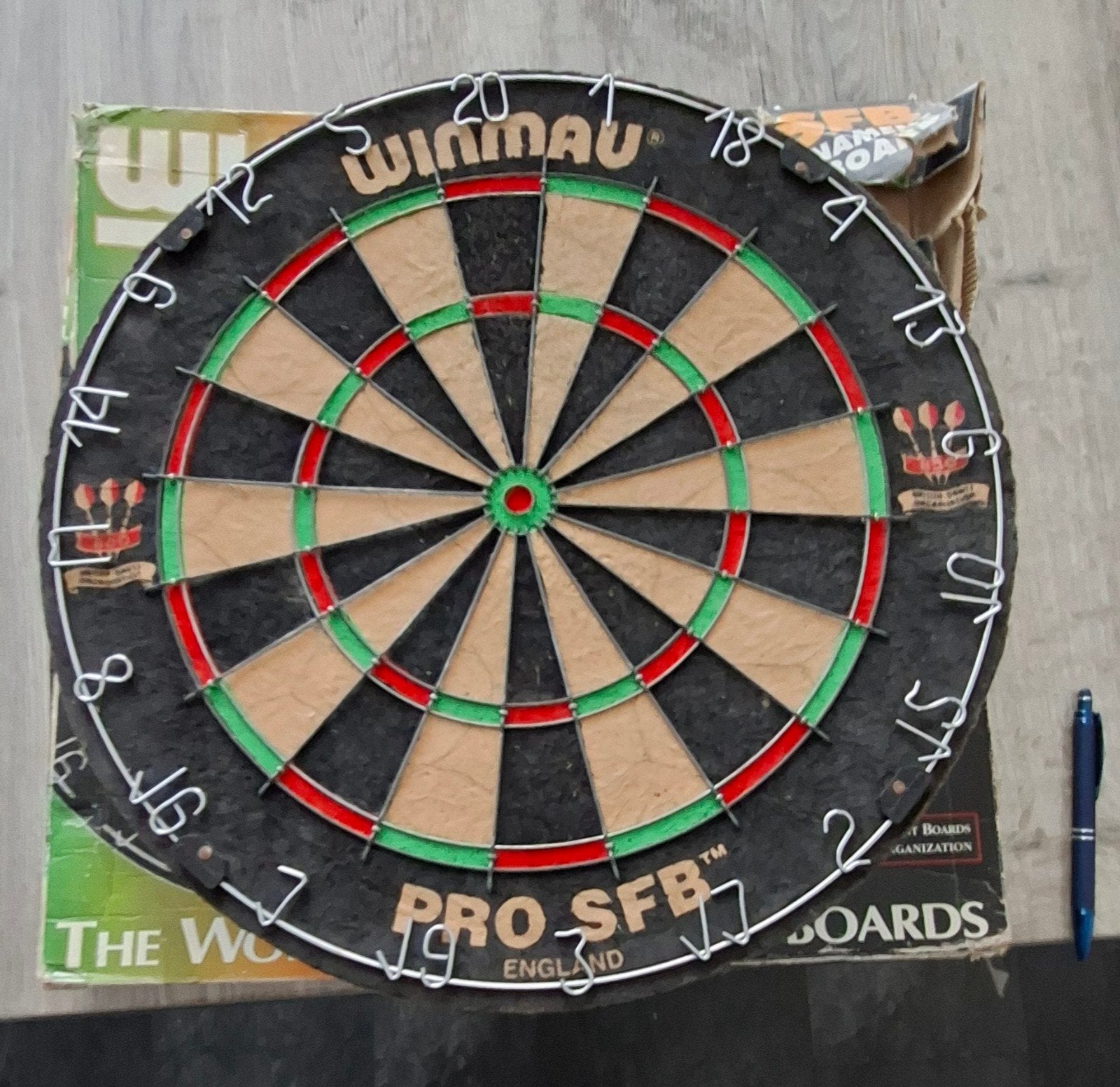 Winmau Pro SFB Dartboard + toebehoren, Ophalen, Gebruikt, Dartbord met pijlen