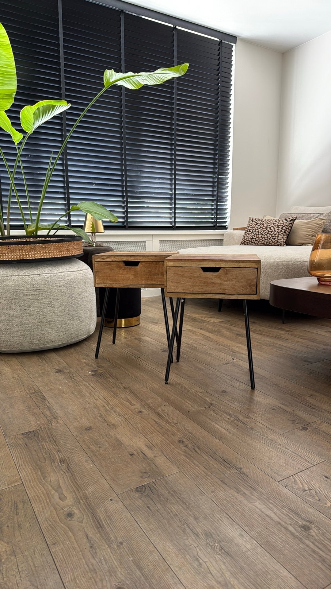 Nieuwstaat 2 houten nachtkastjes halkastje met zwarte poten, Huis en Inrichting, Slaapkamer | Nachtkastjes, Ophalen, Minder dan 45 cm