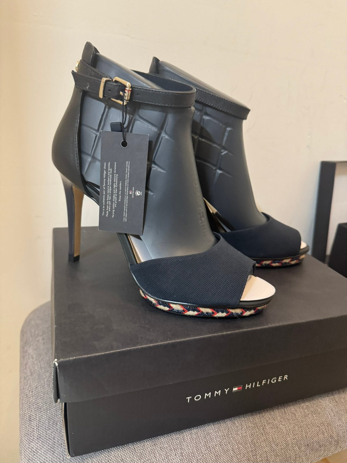 Tommy hilfiger sandalen nieuw ongebruikt maat 40 met doos, Blauw, Nieuw, Sandalen of Muiltjes, Ophalen of Verzenden