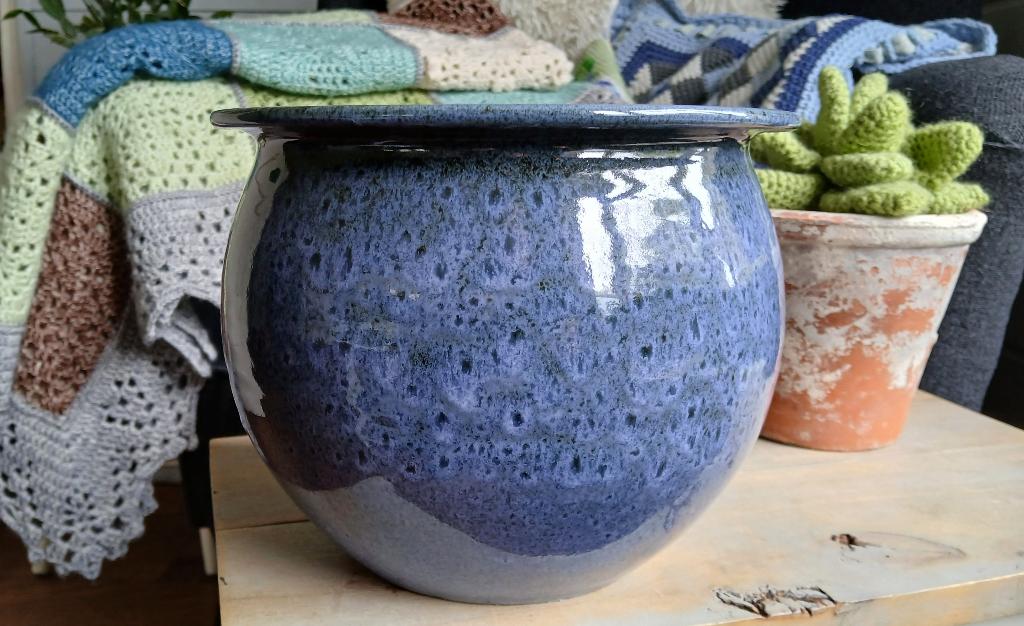 Zware keramieken bloempot - blauw - lavendelblauw - lavende, Gebruikt, Rond, Ophalen of Verzenden, Balkon
