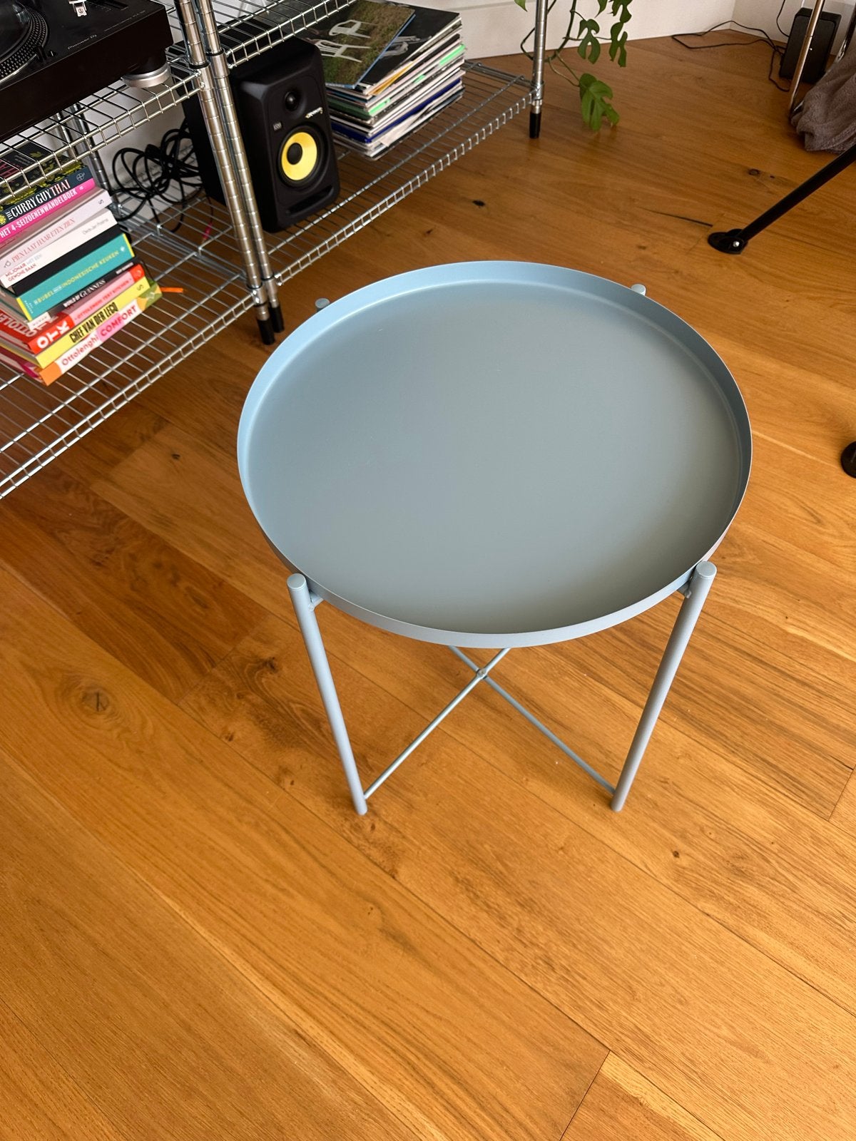 IKEA GLADOM bijzettafel met dienblad, lichtblauw 1x, Minder dan 55 cm, Metaal of Aluminium, Rond, Zo goed als nieuw