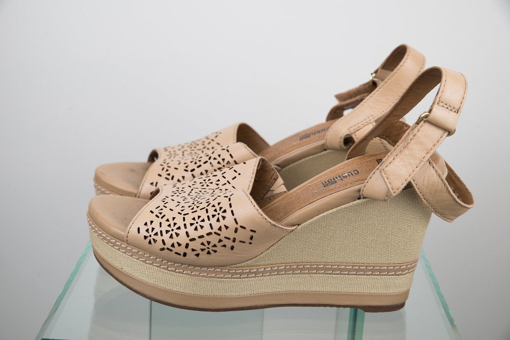 clarks sandalen met sleehak, Beige, Zo goed als nieuw, Clarks, Sandalen of Muiltjes