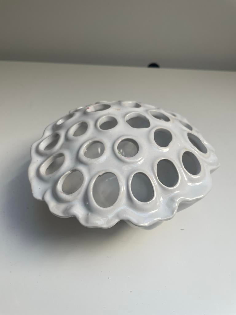 Decoratieve schaal/pot van Des Pots, wit, met gaten, Gebruikt, Porselein of Keramiek, Schaal, Ophalen of Verzenden
