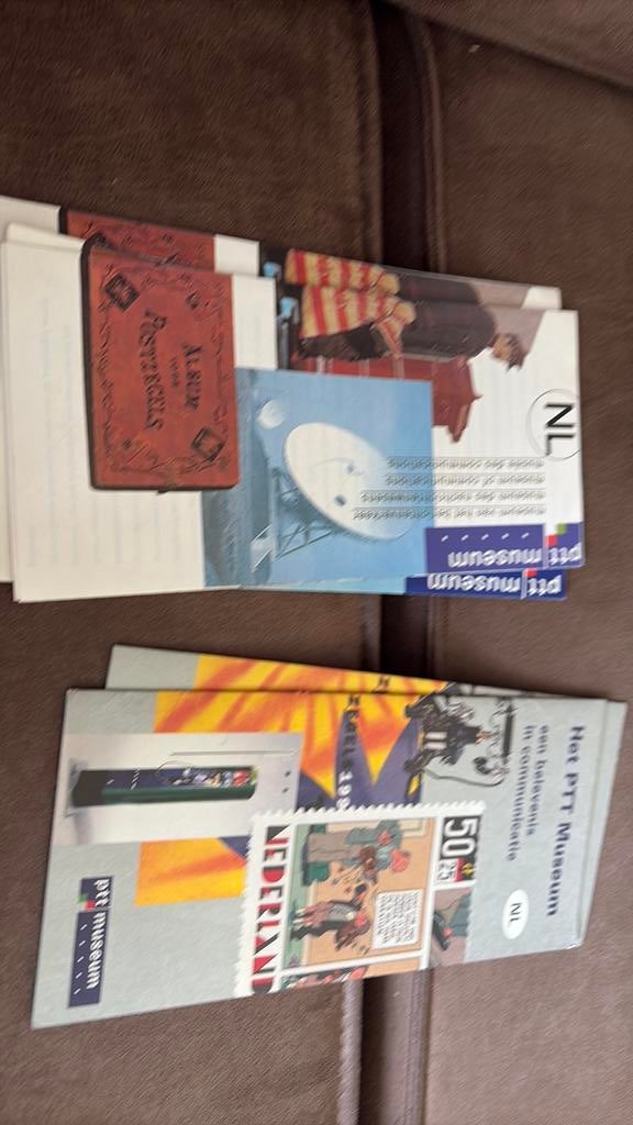 2 verschillende folders PTT postzegels telefoon, Ophalen of Verzenden, Zo goed als nieuw