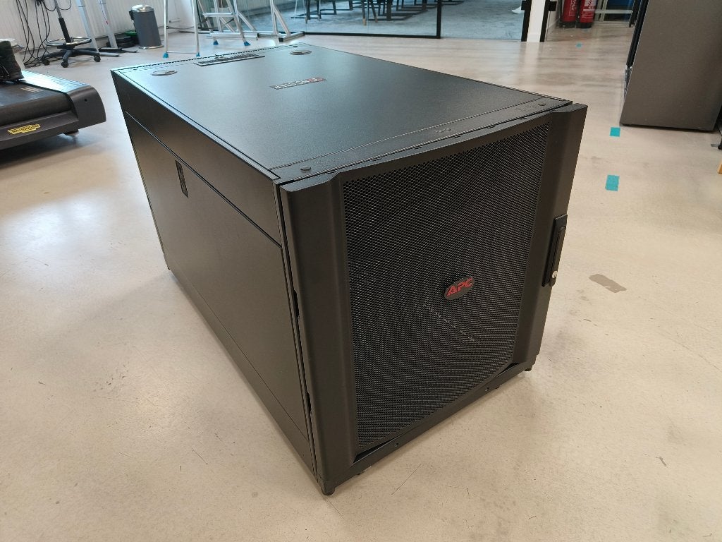 APC Netshelter SX 12U Serverkast (Nieuw rond de €800!), Computers en Software, Serverkasten, Ophalen, Gebruikt, Geperforeerd, Geperforeerd