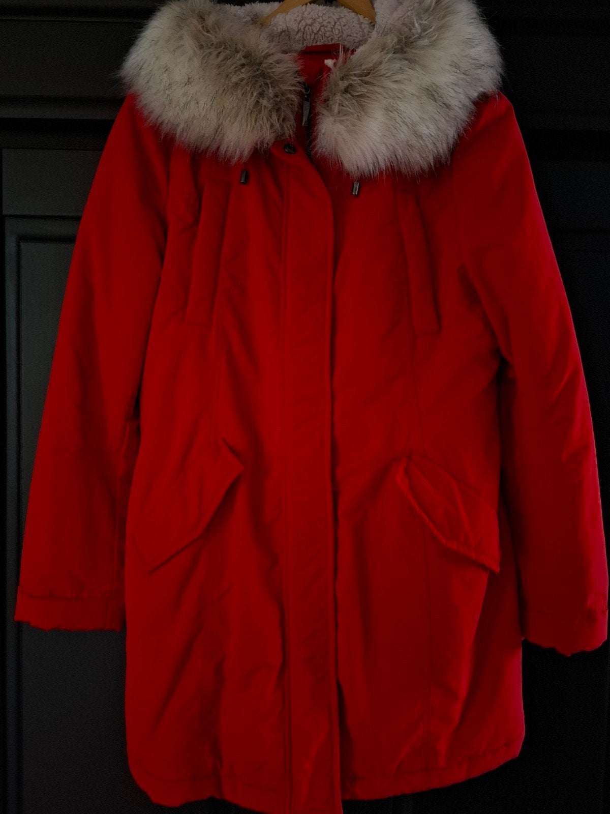 Winterjas rood maat 42 met capuchon en (nep) bontkraag, Kleding | Dames, Ophalen, Zo goed als nieuw, Maat 42/44 (L), Rood