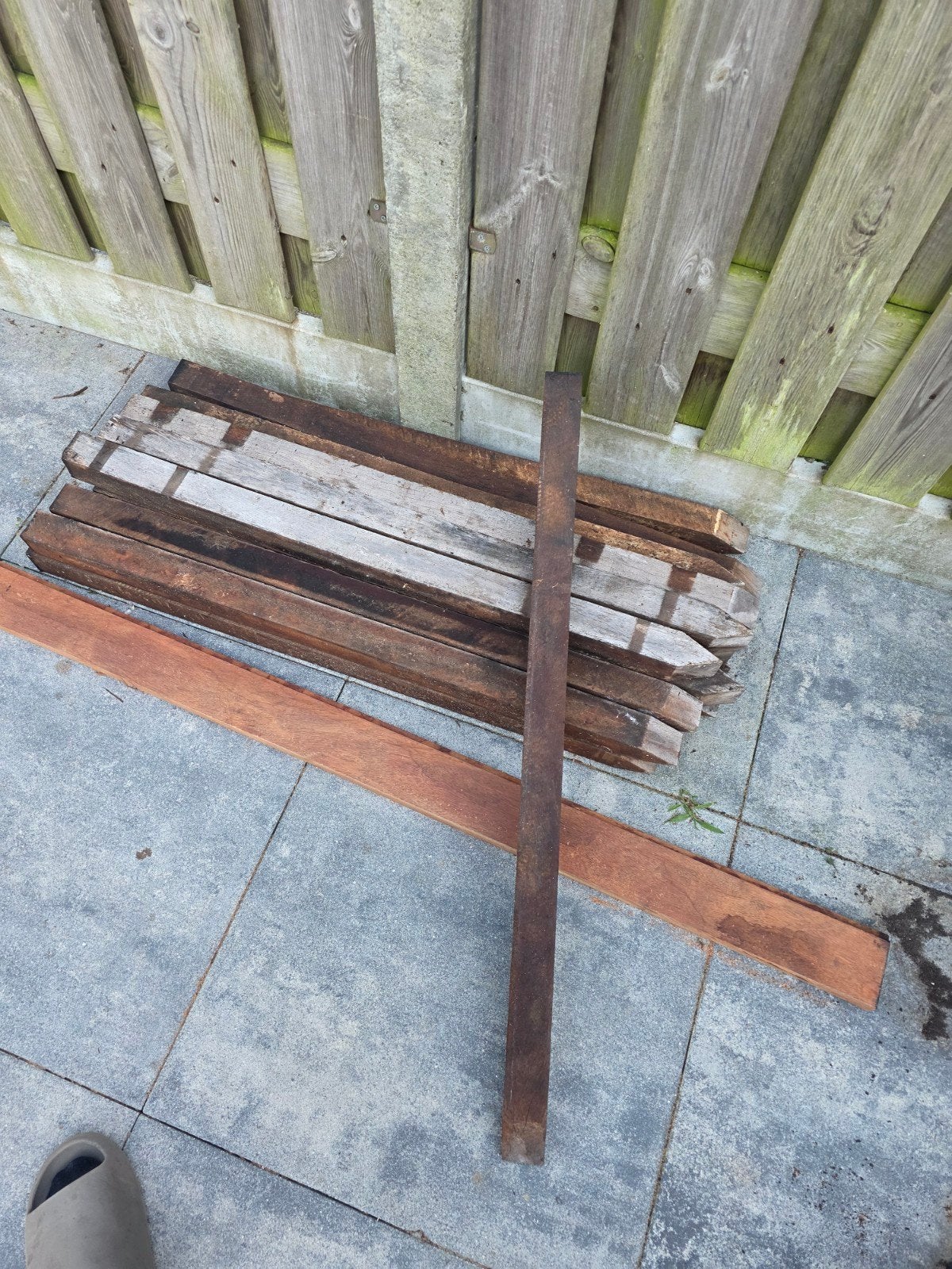 Nieuw - 18 ruwe hardhouten piketpalen 50x50x100 cm, Ophalen