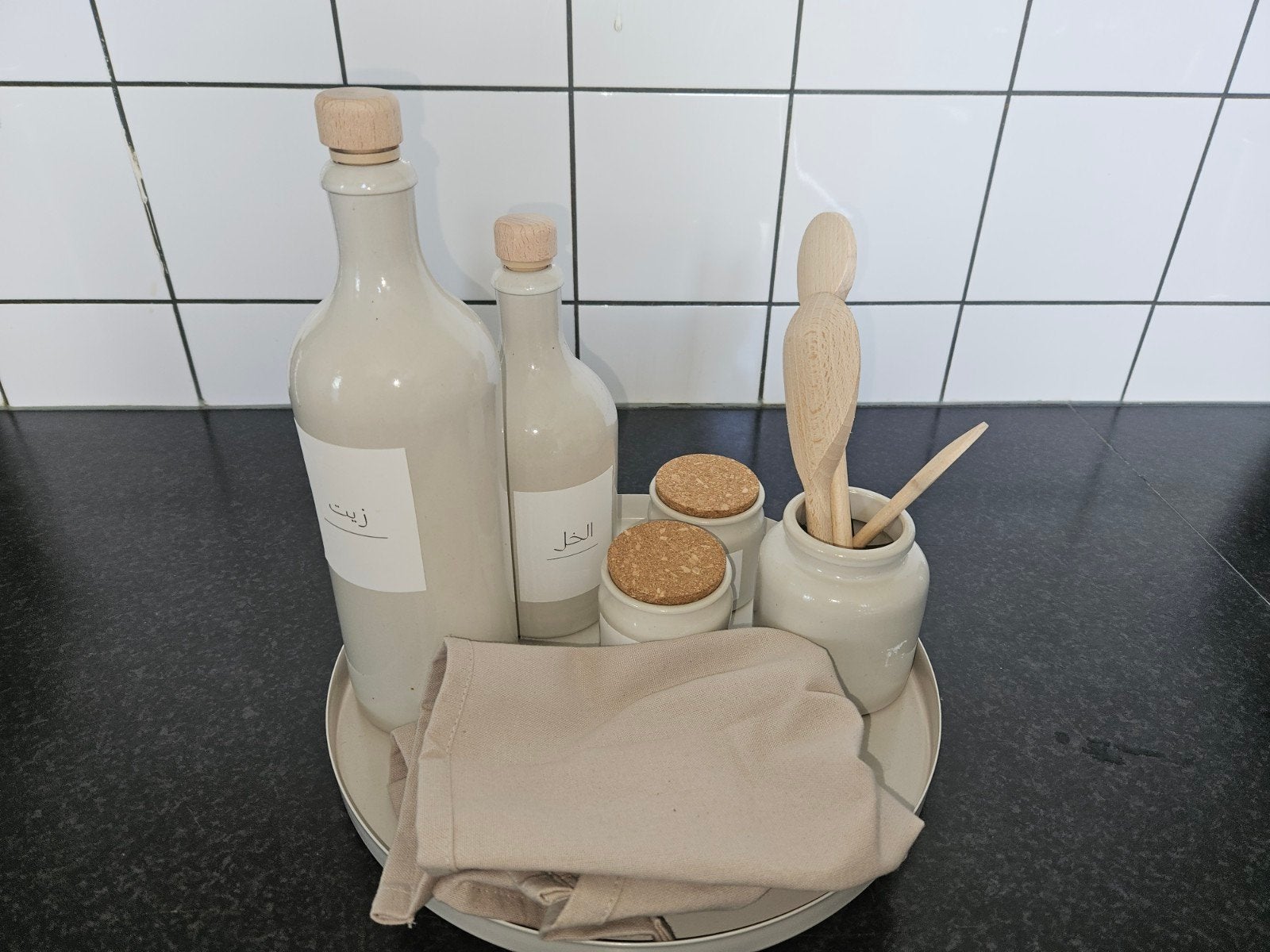 Keukenaccessoires set: flessen, potjes, lepel en schaal, Steen/keramiek, Overige merken, Ophalen, Beige