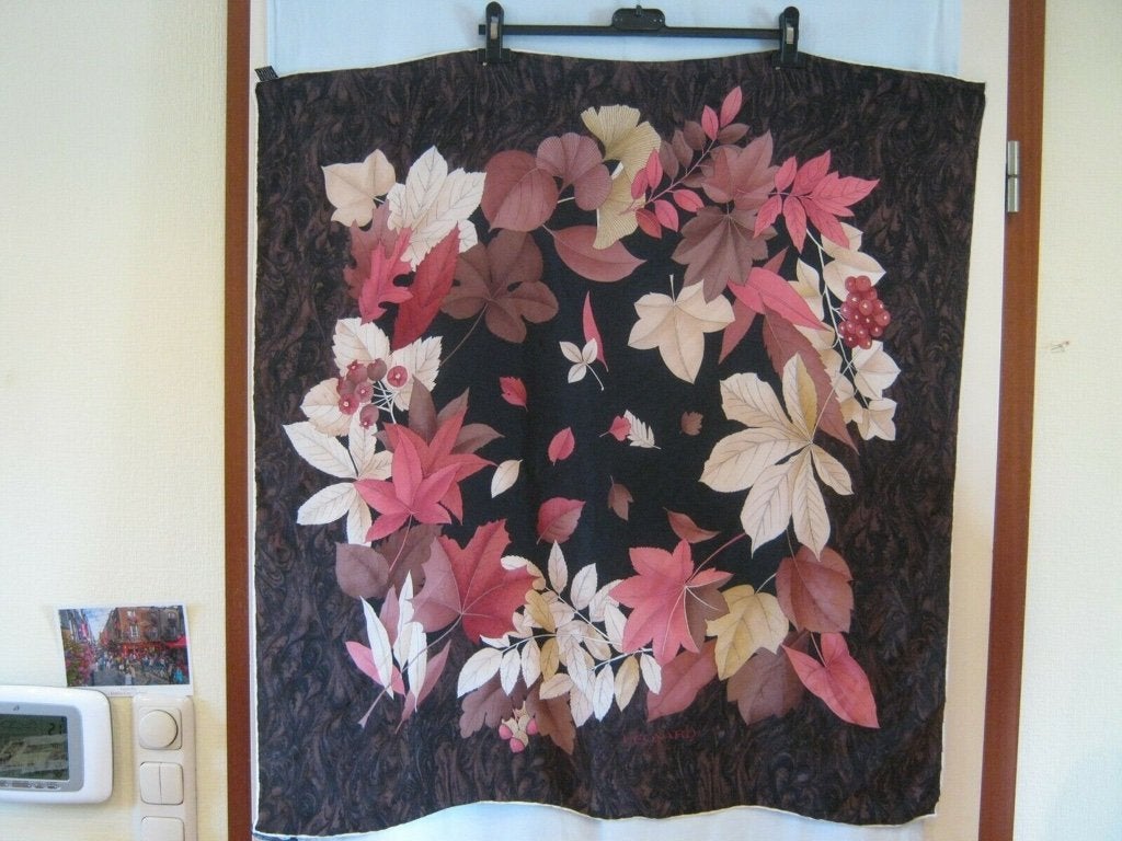 Leonard Paris grote twill zijden sjaal, bladermotief 90x90cm, Verzenden, Maat 42/44 (L), LEONARD PARIS, Zo goed als nieuw