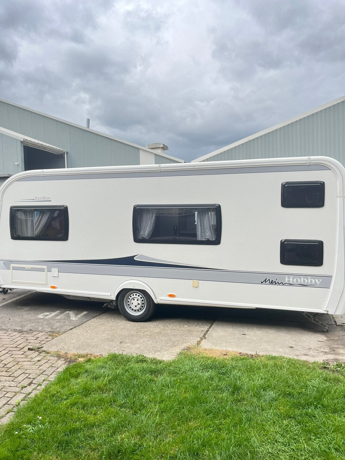 Hobby 560 KMFE | Mover, stapelbed, voortent, luifel, horren, Caravans en Kamperen, Caravans, Rondzit, Hobby, Particulier, Tot en met 6