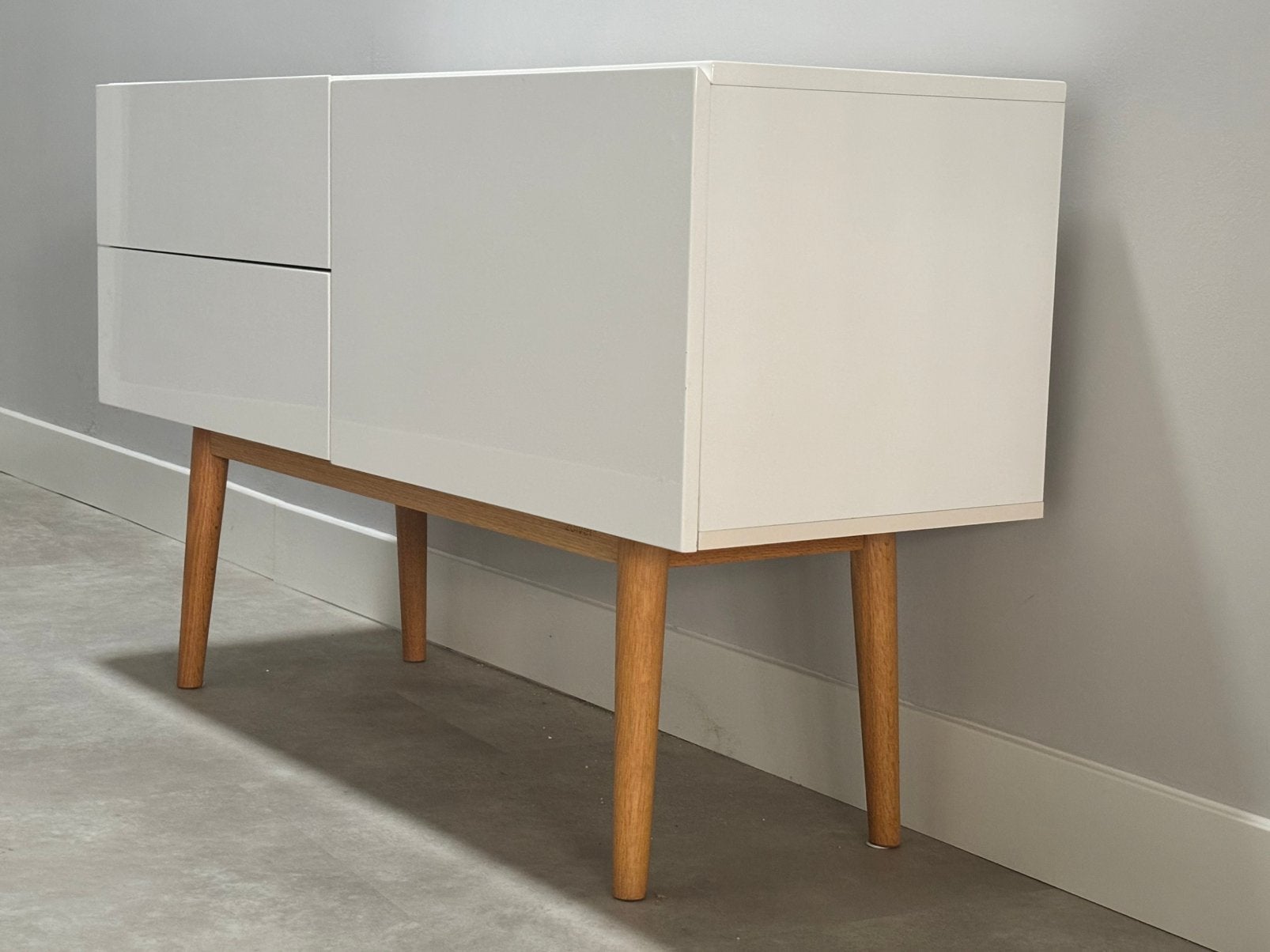 Zuiver High On Wood dressoir – hoogglans wit / massief eiken, Ophalen, Scandinavisch design, Eikenhout, Zo goed als nieuw