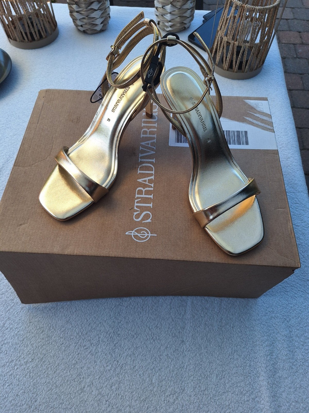 Stradivarius Gouden Sandalen met Hak - Maat 39, Kleding | Dames, Schoenen, Ophalen of Verzenden, Nieuw, Sandalen of Muiltjes
