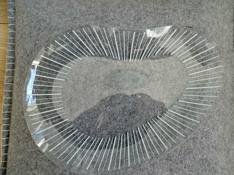 Niervormig schaaltje van dun glas met witte streepjes, Ophalen