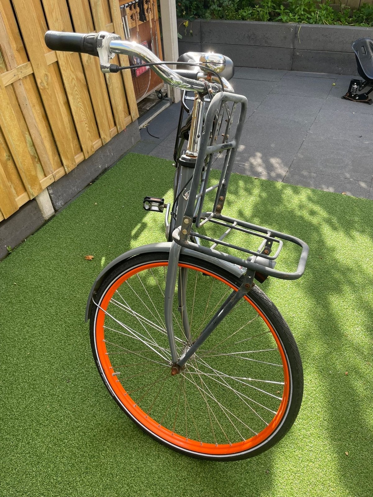 Transportfiets met voordrager en opvallende oranje velgen, Fietsen en Brommers, Terugtraprem, Gebruikt, 53 tot 57 cm, Ophalen