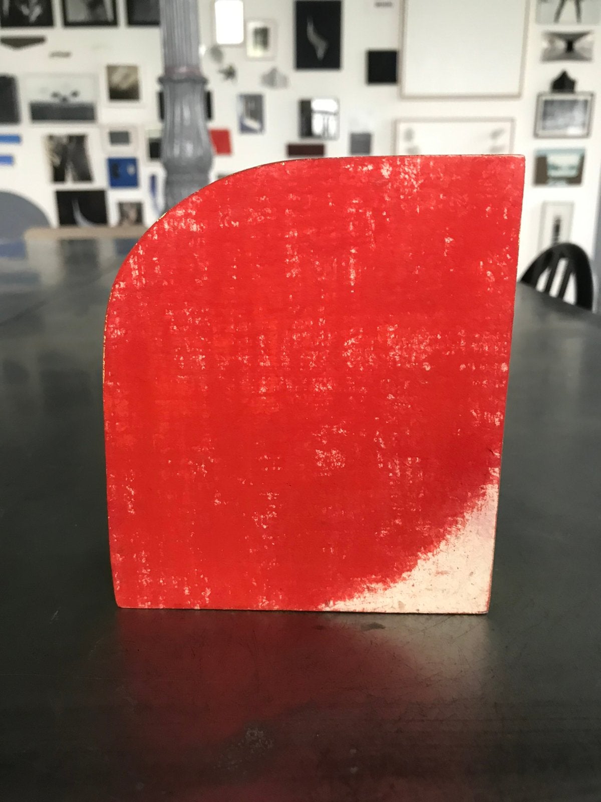 Jan van den Berg, houten object, rood / goud, Ophalen