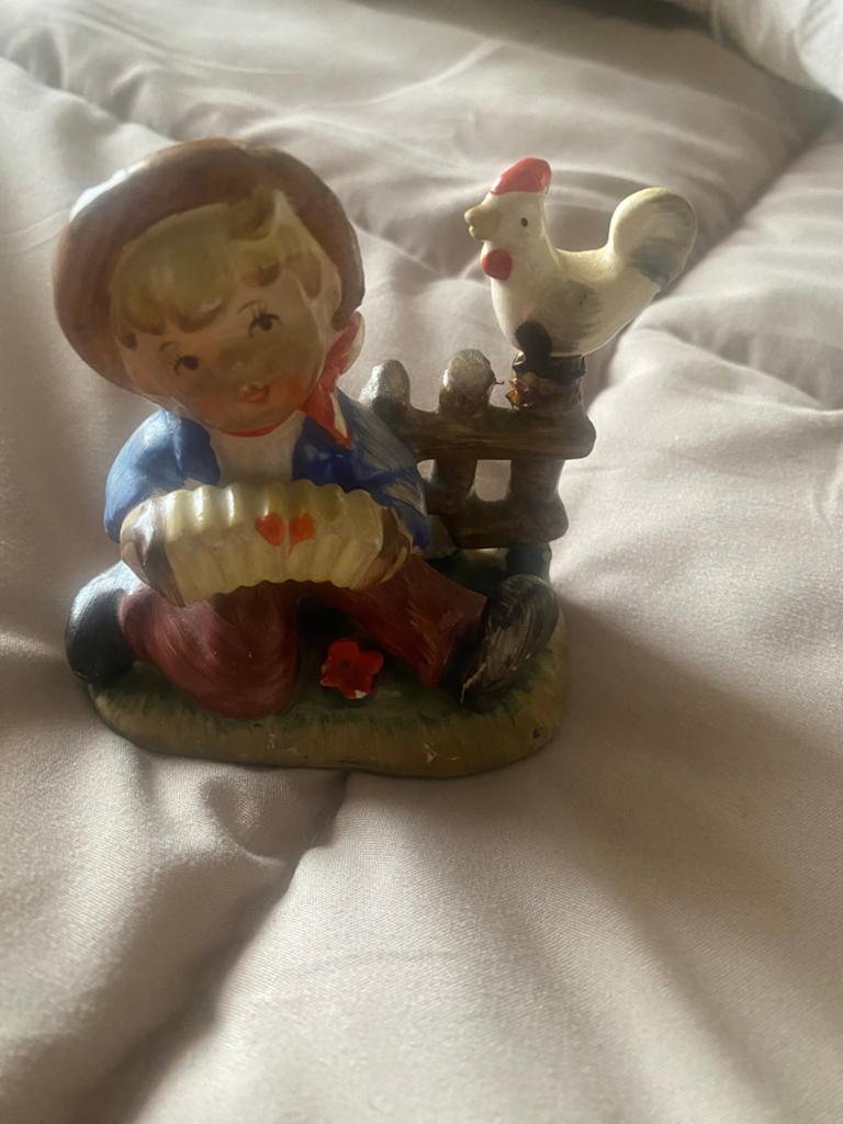 Vintage Goebel Napco beeldje jongen met accordeon en kip, Ophalen