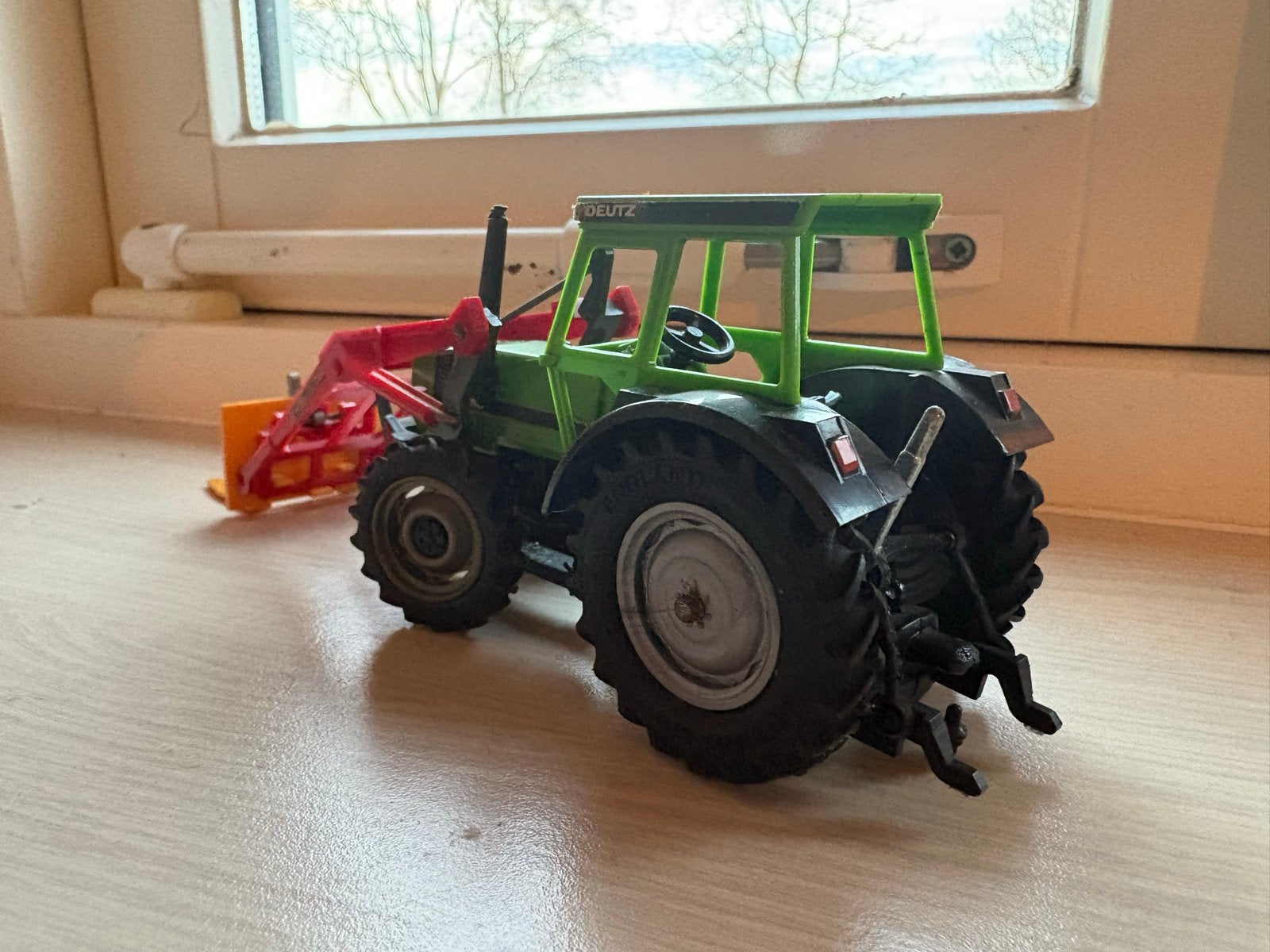 Britains Deutz DX110 met voorlader - Nette staat, Hobby en Vrije tijd, Modelauto's | 1:32, Gebruikt, Tractor of Landbouw, Britains