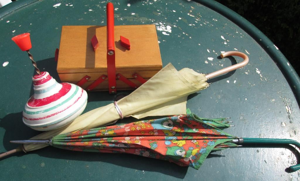 Kleuternaaikistje, tol, parasolletjes brocante, Antiek en Kunst, Antiek | Speelgoed, Ophalen