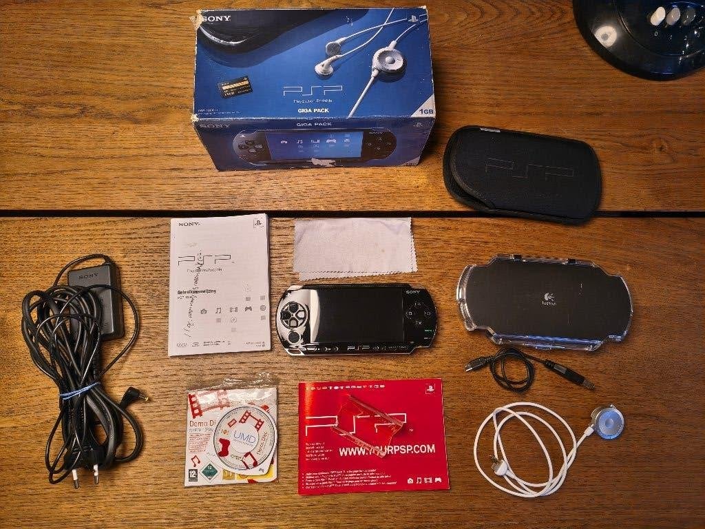 Sony PSP 1000 Compleet incl accessoires, doos, 8 games, Spelcomputers en Games, Gebruikt, Zwart, Ophalen of Verzenden, PSP