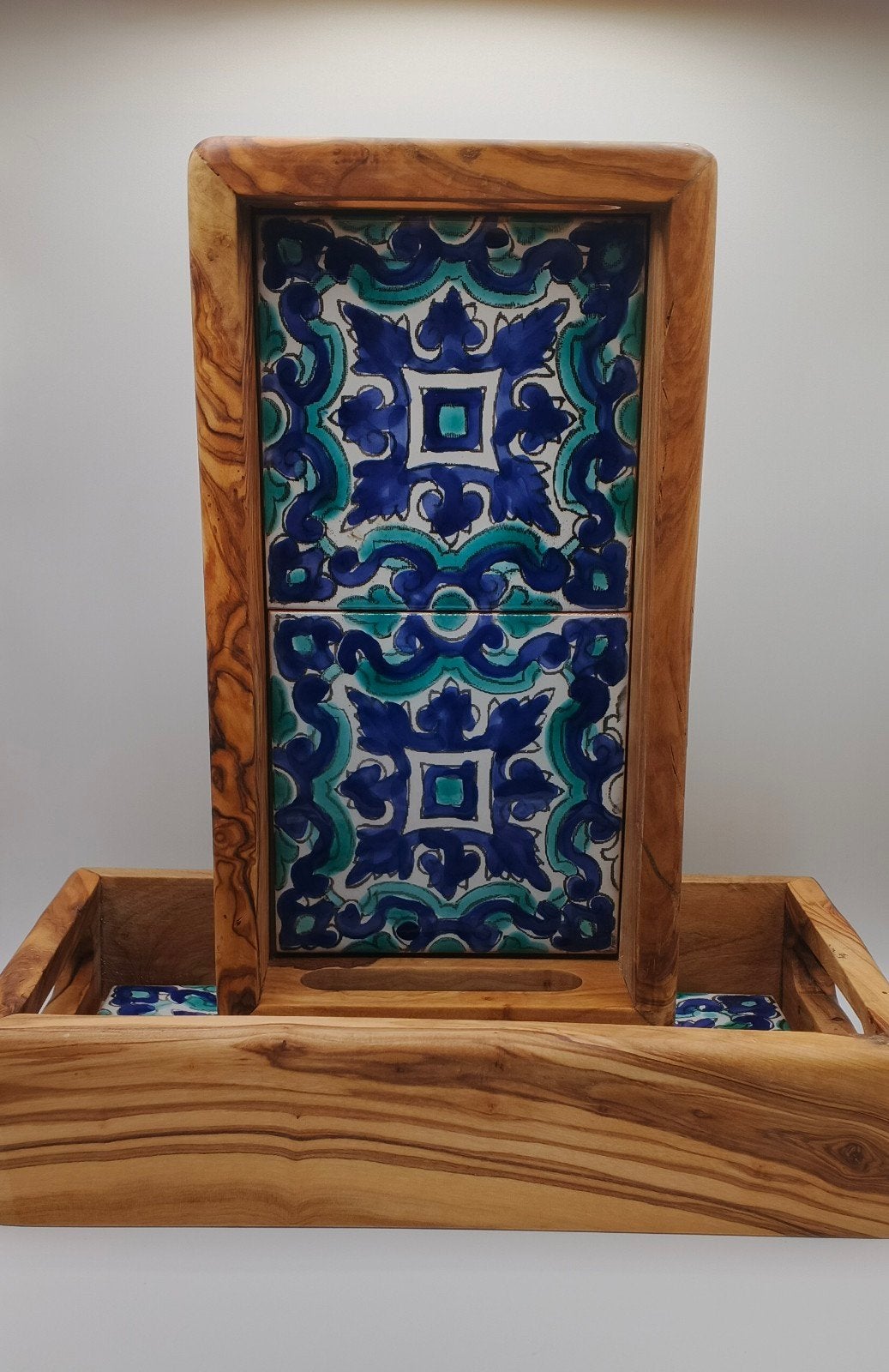 Prachtige Olijfhouten Serveertray met Mediterrane Tegels, Ophalen of Verzenden, Nieuw, Glas of Kopje