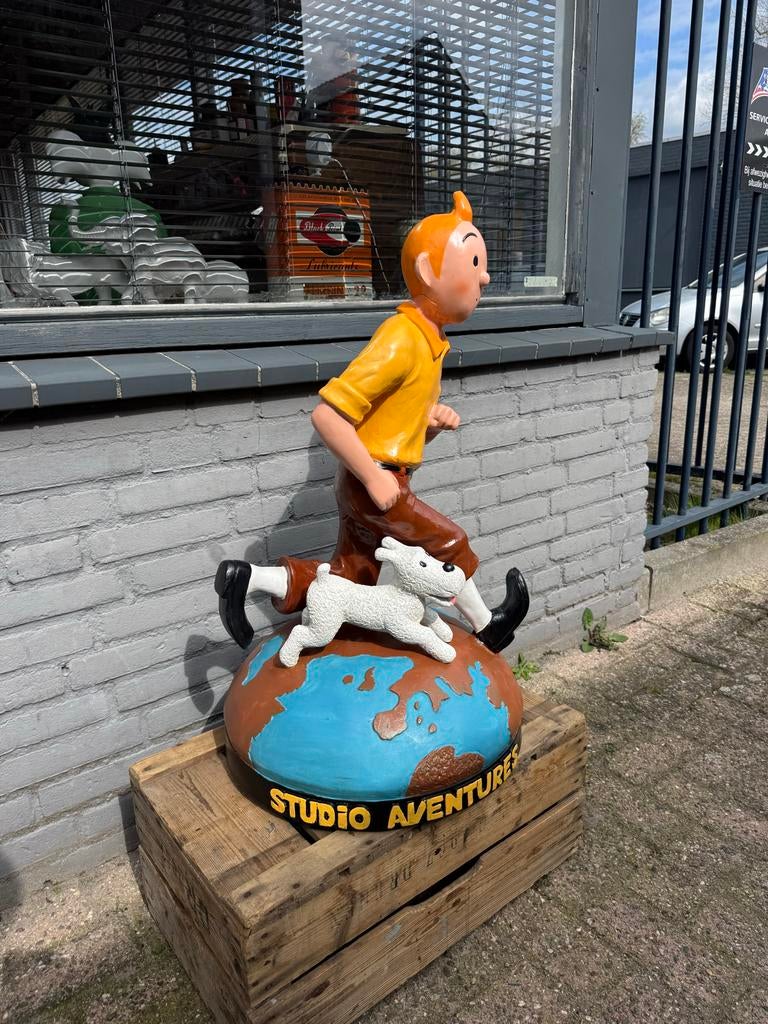 Grote Kuifje en Bobbie beeld op wereldbol - Studio Aventures, Verzamelen, Beelden en Beeldjes, Ophalen, Gebruikt, Mens