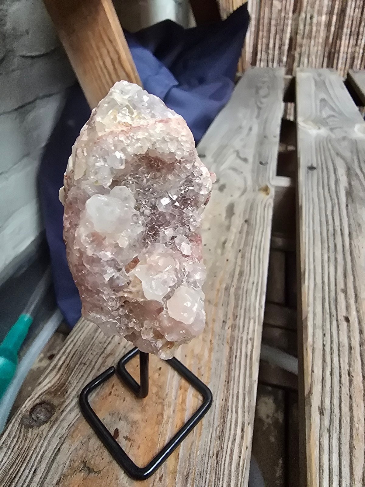 Roze amethist op standaard, Ophalen of Verzenden, Mineraal