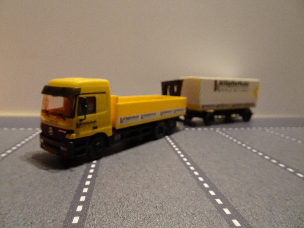 985  herpa mercedes actros klopferholz + kraan 1:87 truck, Hobby en Vrije tijd, Modelauto's | 1:87, Ophalen of Verzenden, Zo goed als nieuw