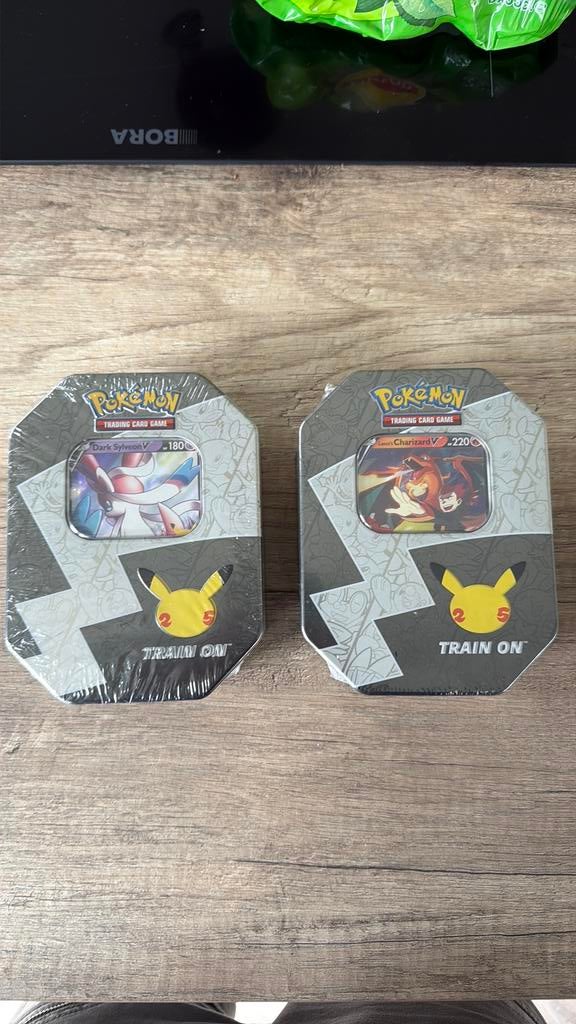Pokemon Celebrations Charizard & Sylveon tins, Ophalen of Verzenden
