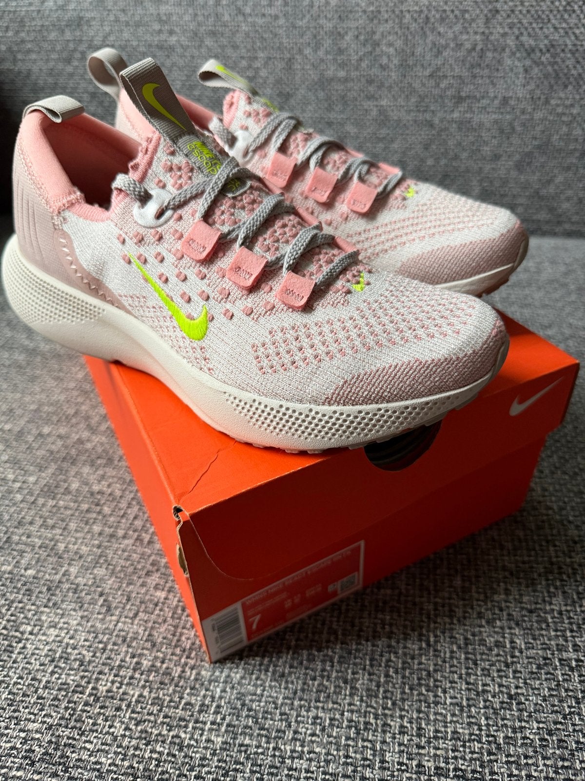 Nike React Escape RN Flyknit - Nieuw in doos - Maat 38, Sportschoenen, Nieuw, Ophalen of Verzenden, Roze