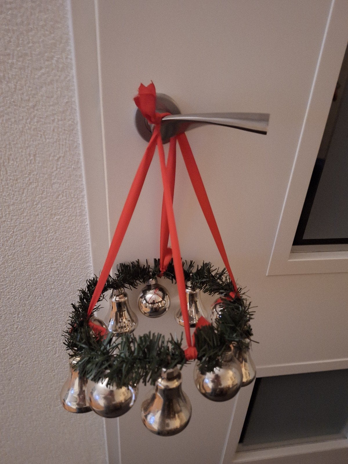 Vintage kerstkrans met 5 klokken en 5 kerstballen., Diversen, Ophalen of Verzenden, Gebruikt