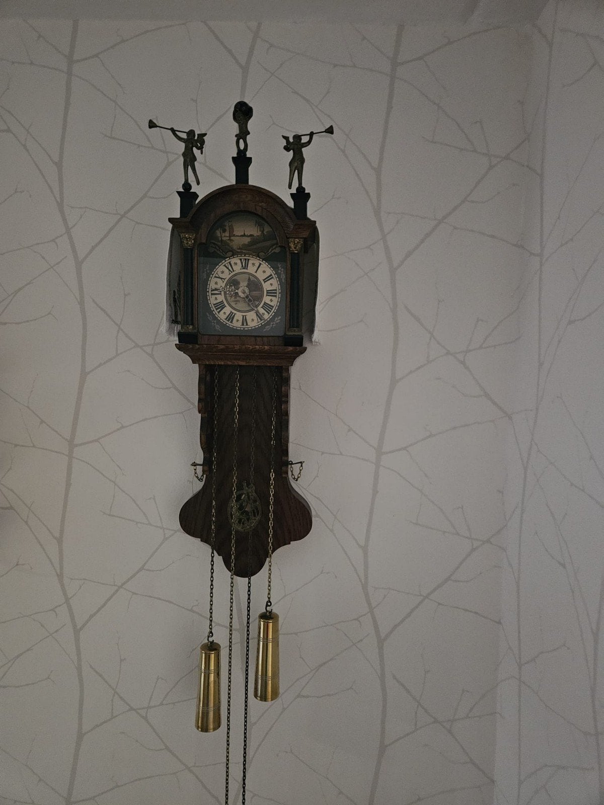 Antieke wandklok met koperen gewichten, Ophalen