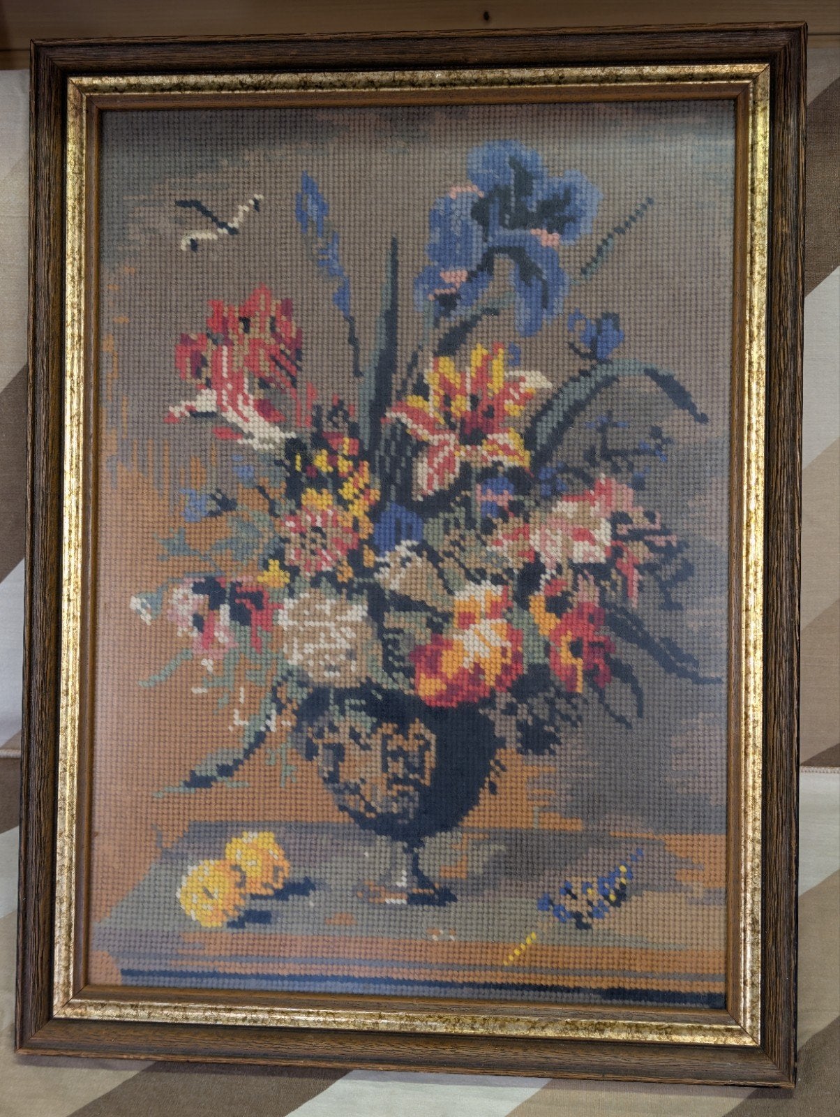 Vintage geborduurd bloemenstilleven in lijst, Ophalen of Verzenden