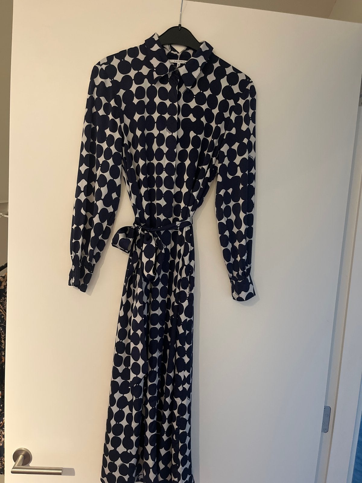 Xandres jurk maat 34 met donkerblauwe stippen en ceintuur, Kleding | Dames, Jurken, Blauw, Ophalen of Verzenden, Zo goed als nieuw