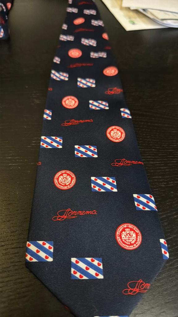 Nette Sonnema stropdas met Friese vlag en logo, Ophalen of Verzenden, Zo goed als nieuw, Blauw, Met patroon