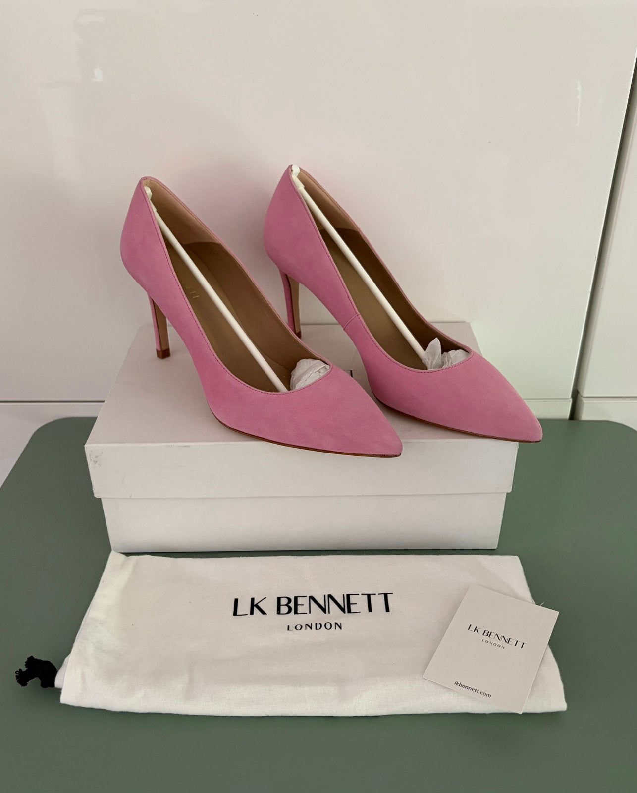 LK Bennett Floret suede pink hakken NIEUW, Nieuw, Ophalen of Verzenden, Schoenen met hoge hakken, Roze