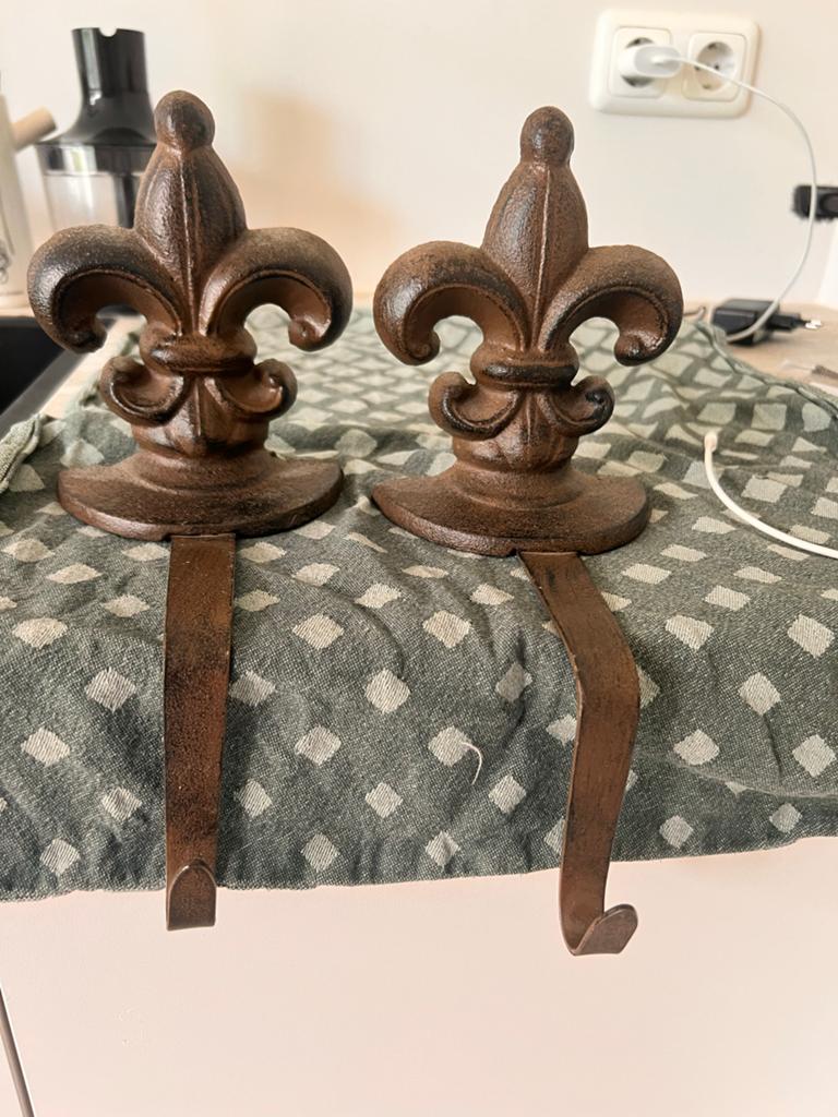 Gietijzeren hangers met Fleur-de-lis design, Ophalen of Verzenden, Metaal, Bruin, Gebruikt