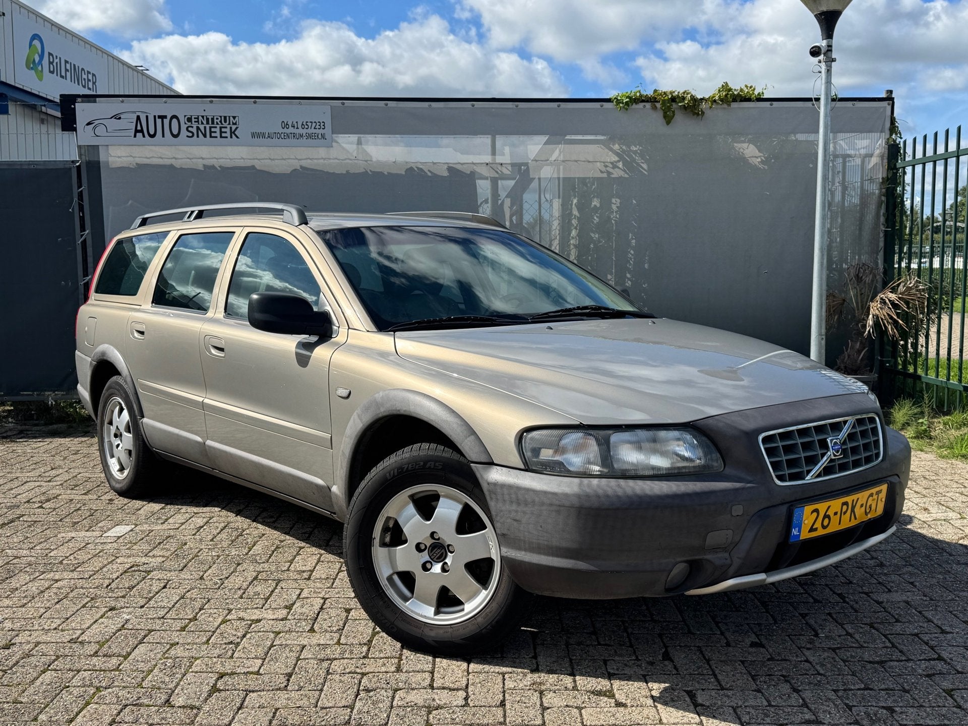 Volvo V70 Cross Country 2.4T AWD AUT - Airco - Cruise - APK, Auto's, Automaat, Beige, 1657 kg, Beige