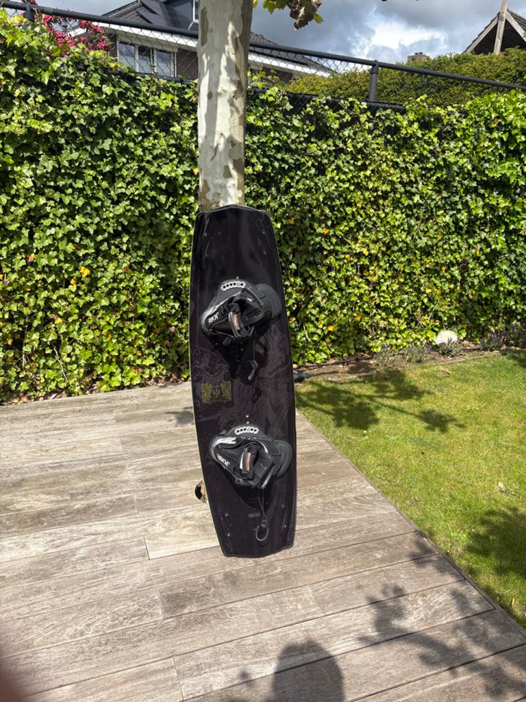 Jstar Wakeboard met bindingen én Unite tas, Watersport en Boten, Wakeboarden, Ophalen, Gebruikt, Board en Schoenen