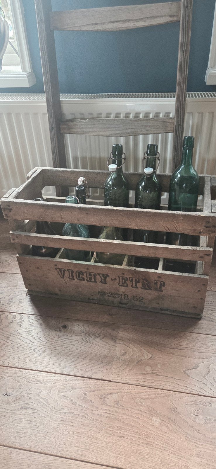 Antieke houten Vichy-Etat kist met 7 flessen, Ophalen of Verzenden
