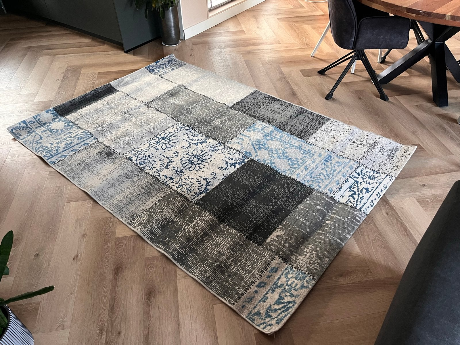 Modern Patchwork Vloerkleed - Grijs/Blauw, Huis en Inrichting, Stoffering | Tapijten en Kleden, Ophalen, 100 tot 150 cm, Zo goed als nieuw