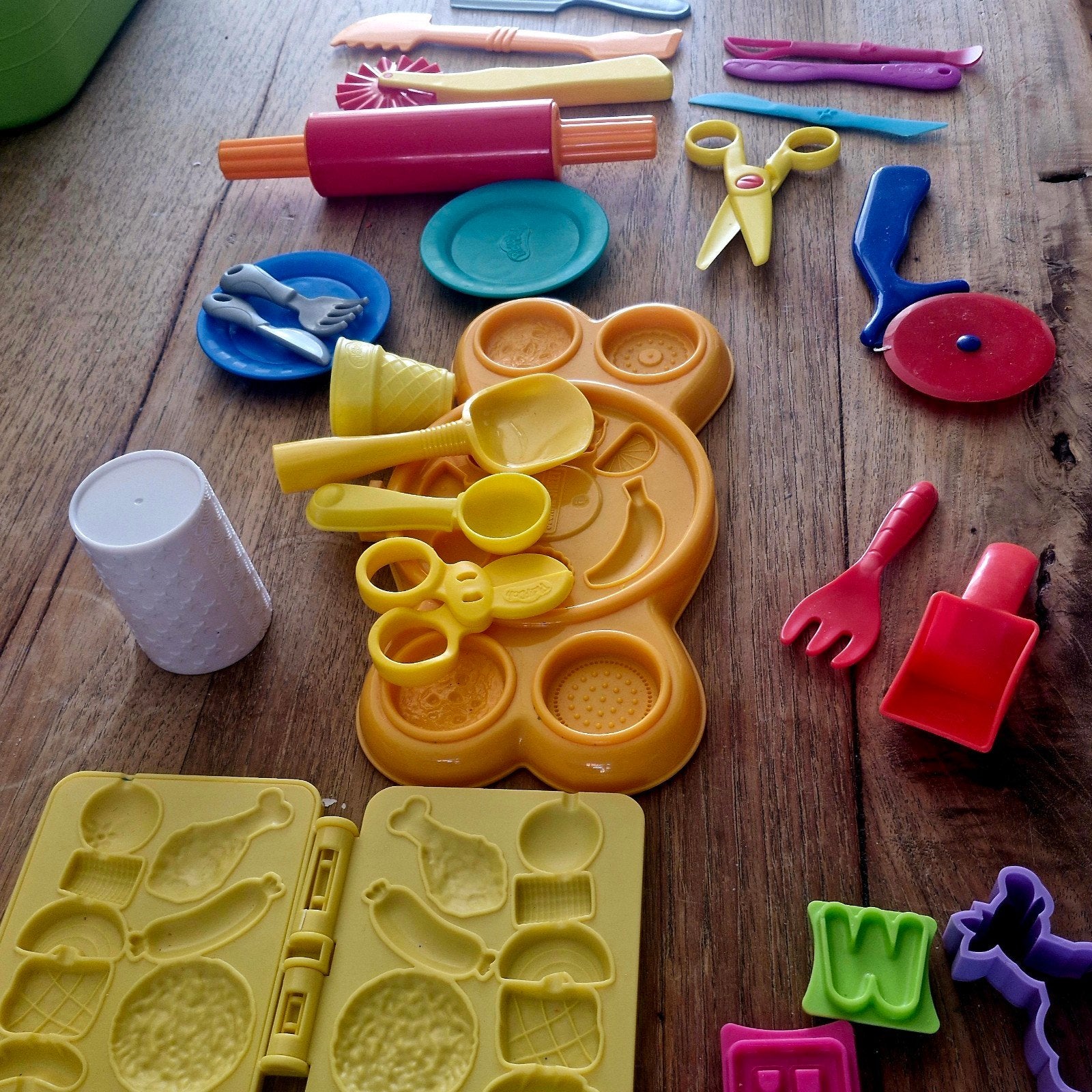 Play-Doh speelset met diverse vormpjes en gereedschap, Ophalen of Verzenden, Gebruikt, Knutselen